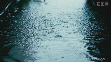 <strong>下雨</strong>水面慢镜头4K实拍